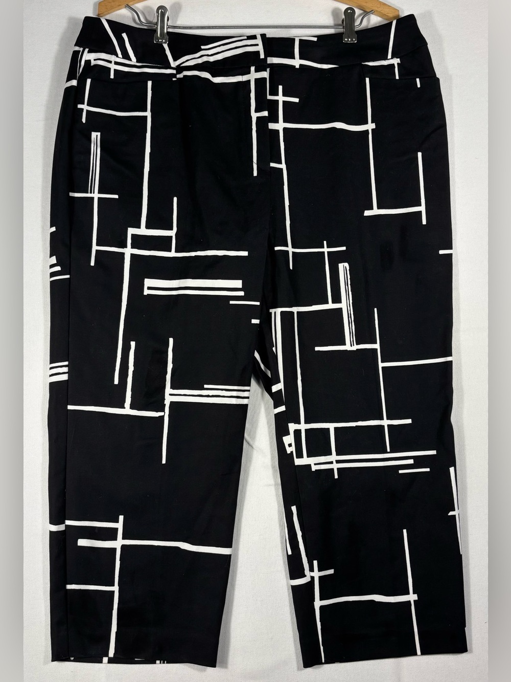 Investments Petites Women’s 16P Black & White Geometric Stretch Capri Pants